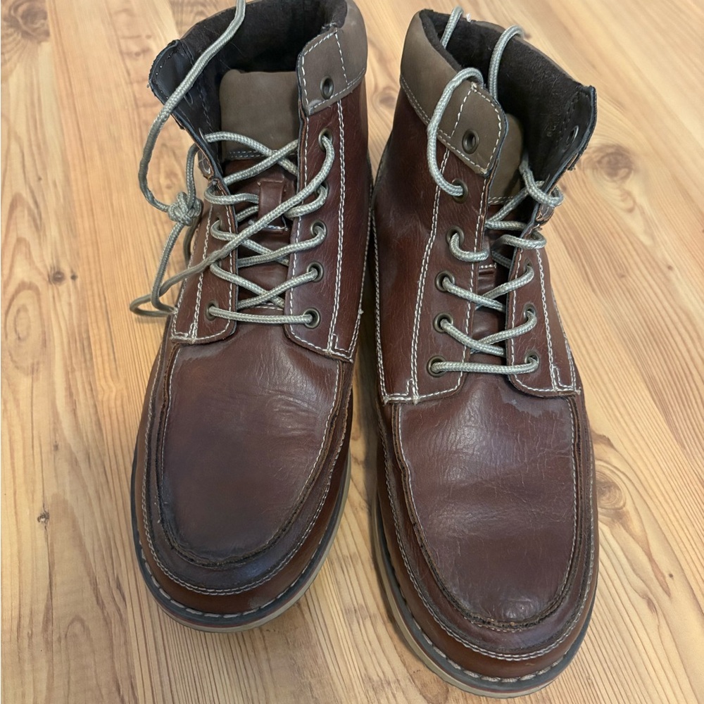 Kohl's Men's Brown Leather Chukka Boots with Gray Laces